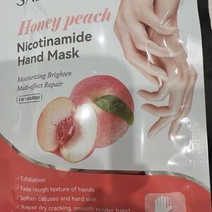 Honey Peach Nicotinamide Hand Mask.